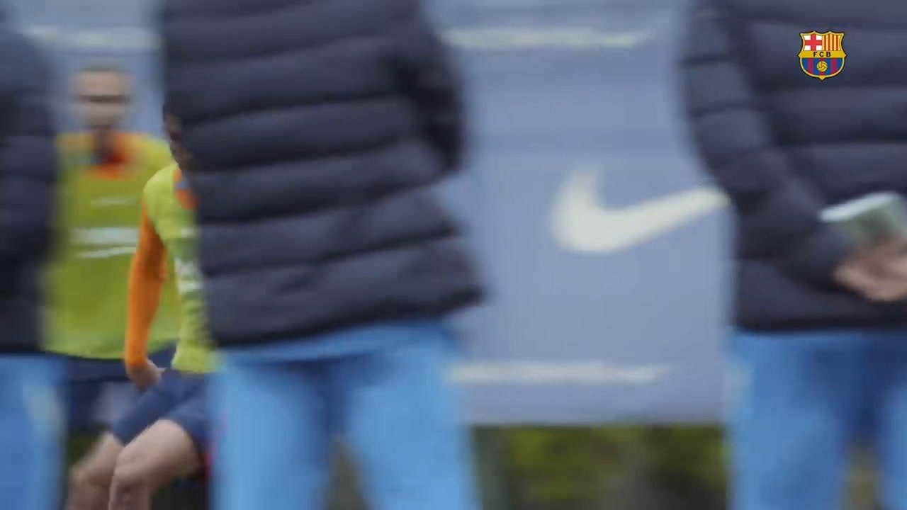 VIDEO: Barcelona players sign autographs after training