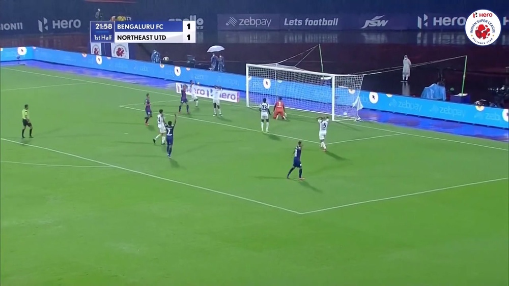 Mashoor Shereef se marcó un inesperado gol en propia puerta. DUGOUT