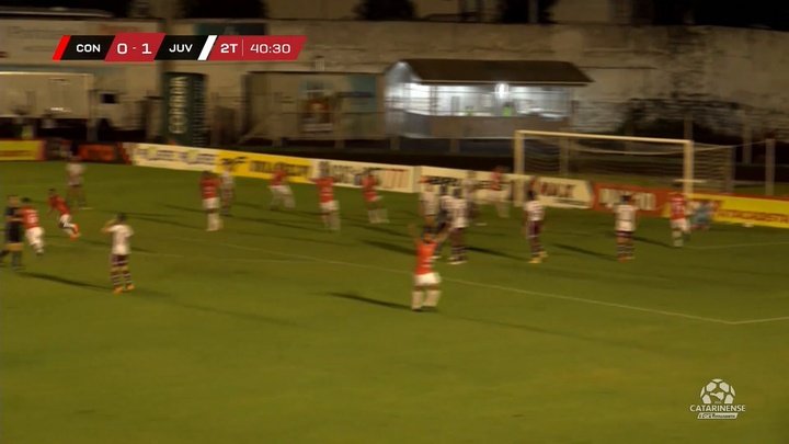 VÍDEO: Bruno Santos solta a pancada em jogada ensaiada e faz belo gol