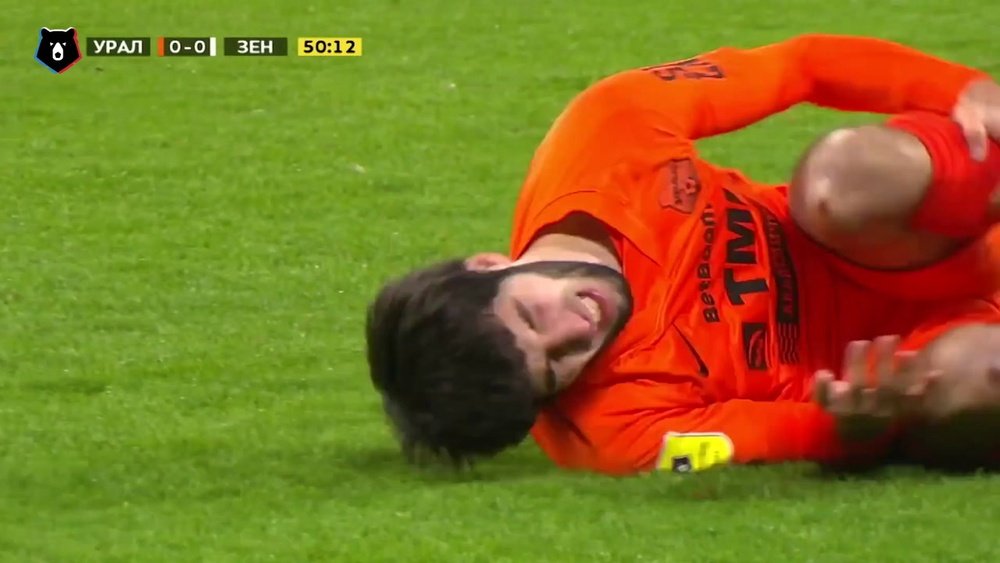 Claudinho é expulso após entrada forte no Campeonato Russo. DUGOUT