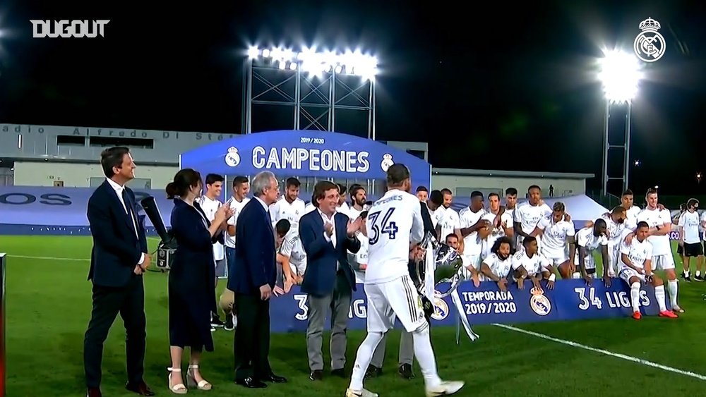 Real Madrid comemora seu 34º título espanhol. DUGOUT