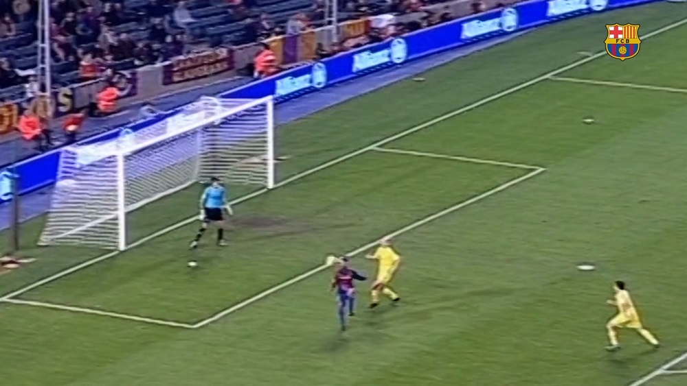 Ronaldinho anotó un golazo de chilena ante el Villarreal. Captura/Dugout