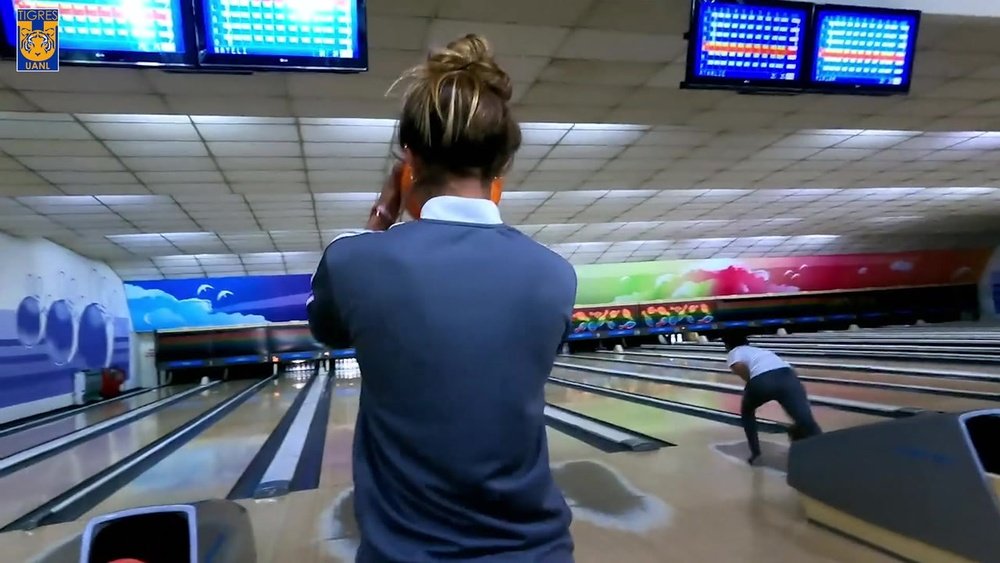 Las jugadoras de Tigres Femenil se divierten jugando a los bolos. Dugout
