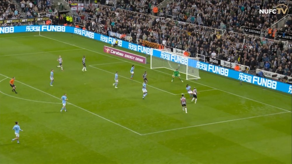 Le but d'Isak qui élimine City de la Carabao Cup. dugout