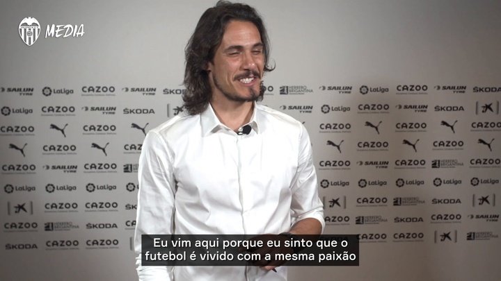 Primeira entrevista de Cavani como jogador do Valencia.Dugout