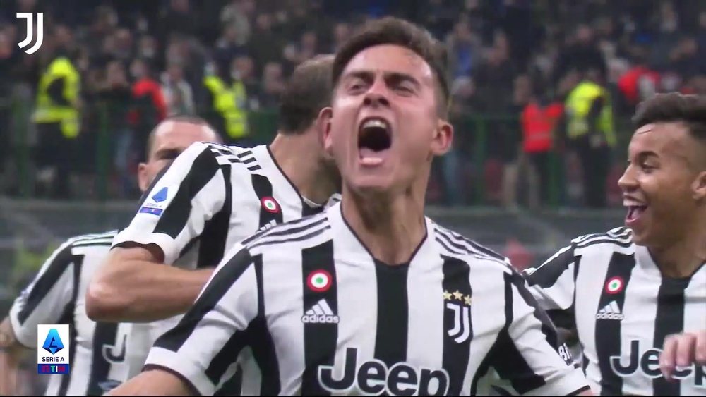Dybala segna il rigore del pareggio nel Derby d'Italia. Dugout