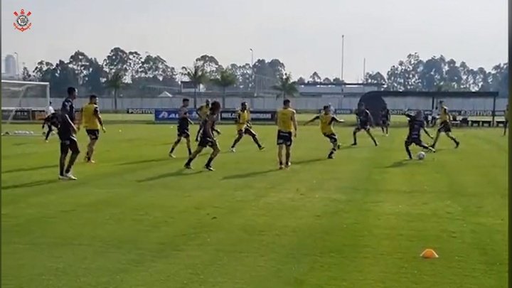 Vitinho marca belo gol de longe em treino do Corinthians; confira