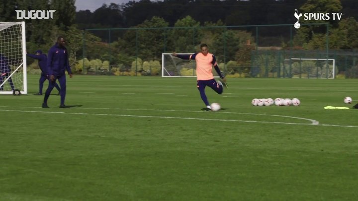 VÍDEO: Carlos Vinícius calibra o pé em treino de finalização no Tottenham