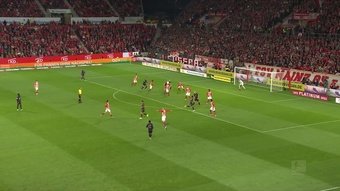 Il Bayern Monaco ha vinto 3-1 in trasferta contro il Mainz, e uno dei momenti salienti è stato questo gol di Harry Kane