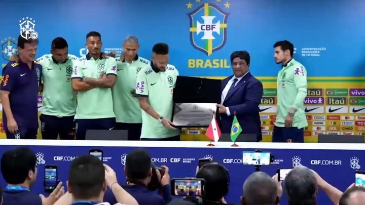 VIDEO: Neymar premiato dopo aver superato Pelé