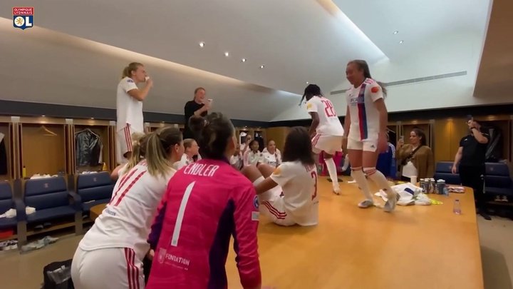 Lyon faz a festa após a classificação para a final da Champions feminina