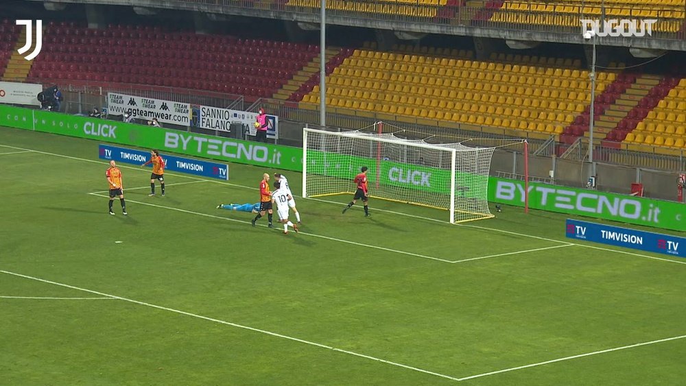 Il gol di Morata contro il Benevento. Dugout