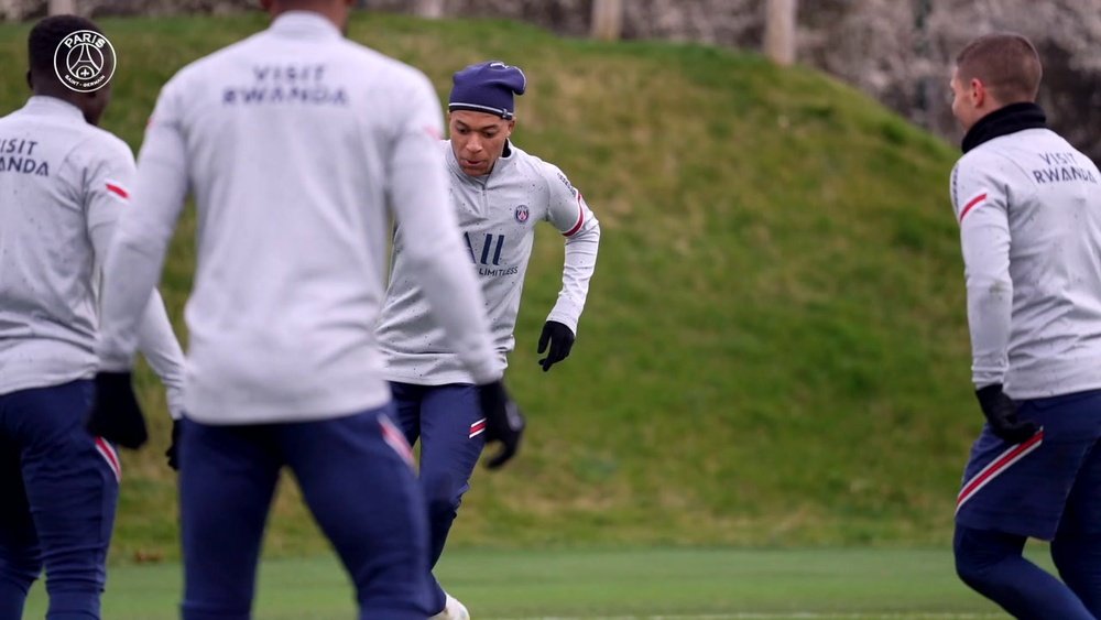Mbappe in training ahead of Nice match. DUGOUT