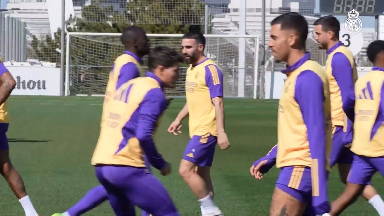 VIDEO: Bellingham & Real Madrid stars enjoy sunny training session
