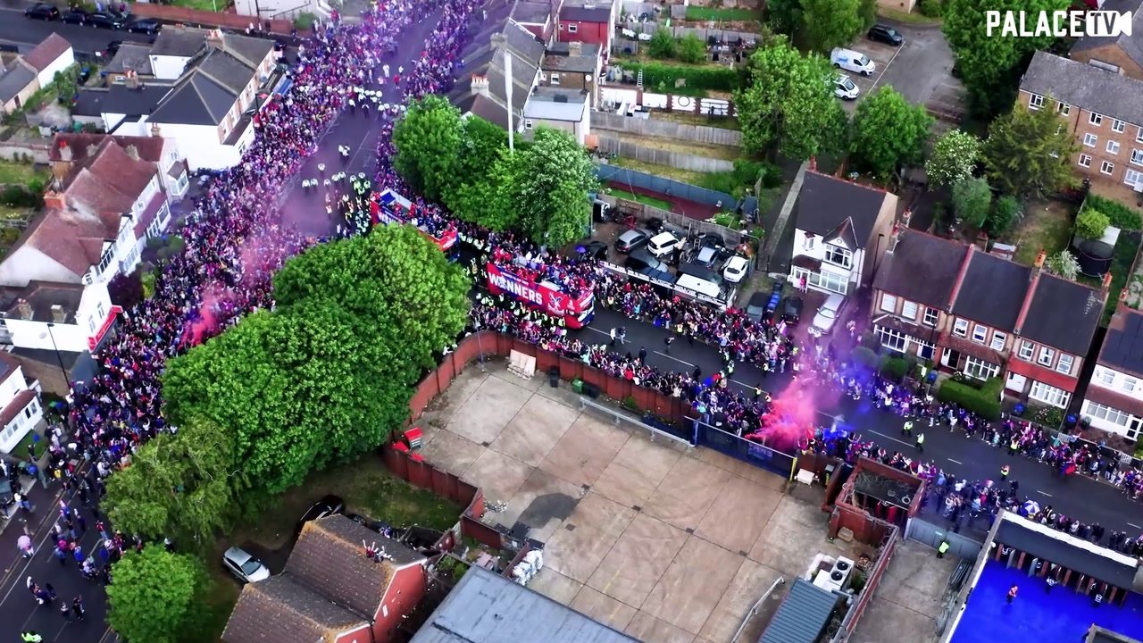 Crystal Palace celebra título da FA Cup nas ruas de Londres
