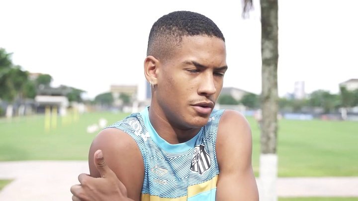 Ângelo fala da cobrança por gols e revela conversa com novo técnico do Santos