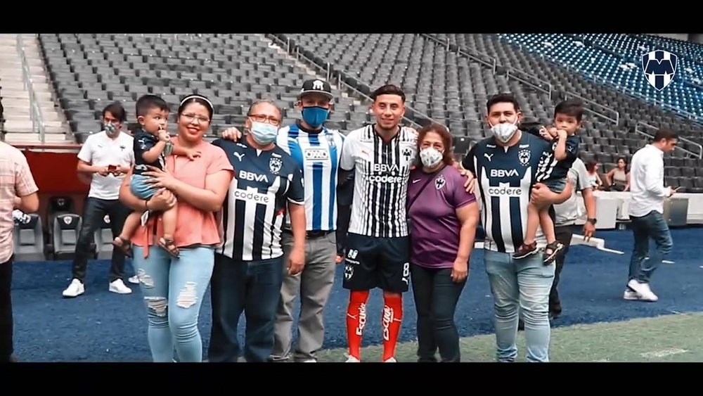 Abonados de Rayados asisten a la presentación de los refuerzos. Captura/DUGOUT