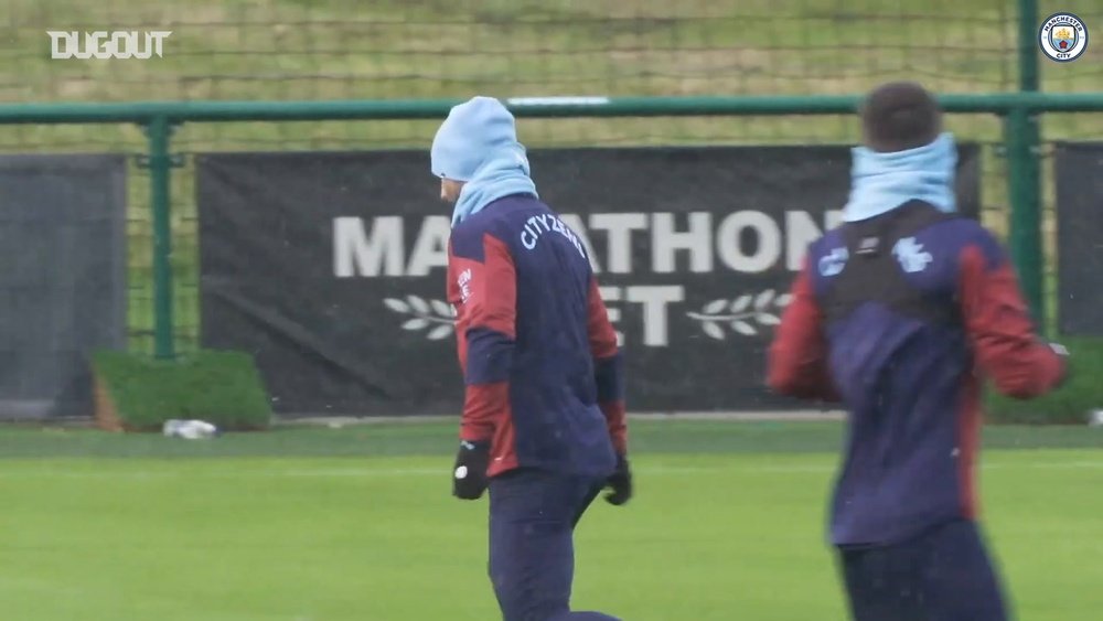 Sergio Aguero takes part in snowy Manchester City training. DUGOUT