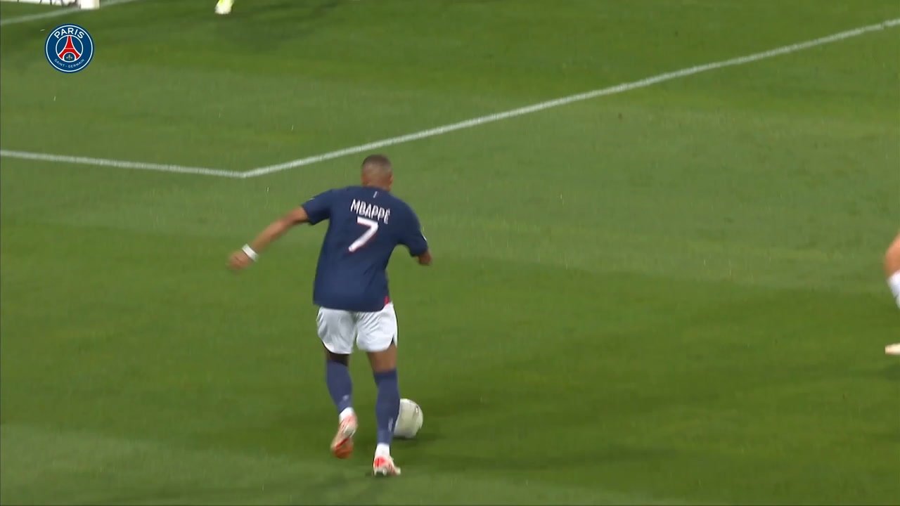 Mbappé marque son premier but de la saison 23-24. Dugout