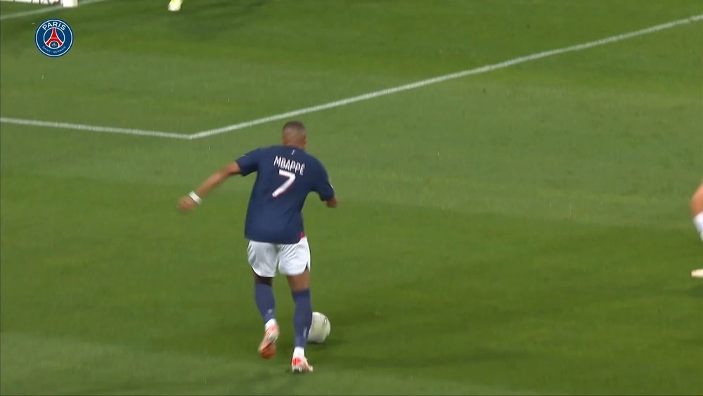 Mbappé marque son premier but de la saison 23-24. Dugout