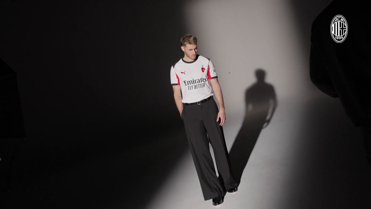Milan apresenta novo uniforme reserva da temporada 2025/26