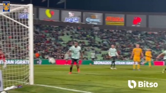 Salcedo puso el 1-1 definitivo ante Santos. Captura/DUGOUT