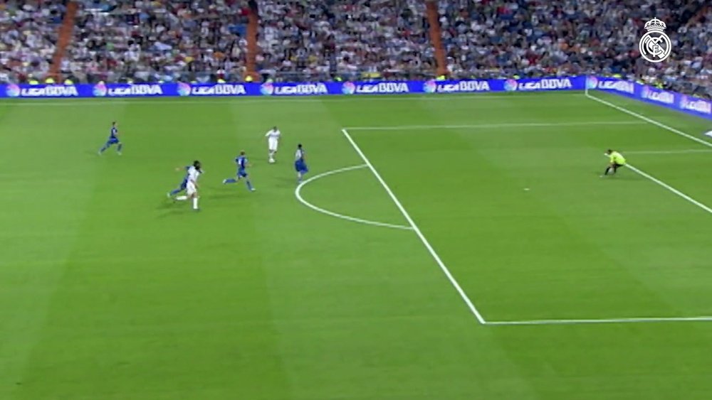 Primeiro gol de Benzema com a camisa do Real Madrid.