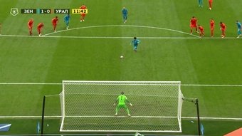 Claudinho perde pênalti mas faz gol no rebote para o Zenit.