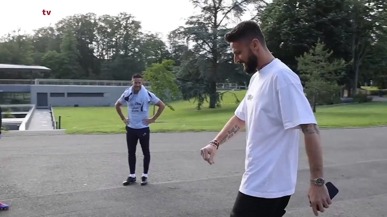 VIDEO: Giroud arrives at France training camp