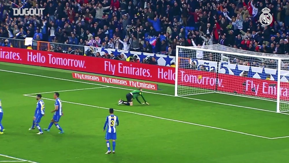 Na temporada 2015/16, Cristiano Ronaldo passou por dois marcadores e marcou golaço. DUGOUT