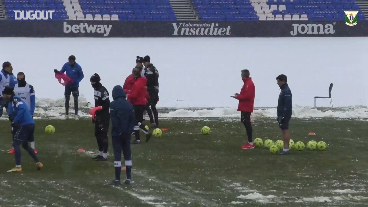 Pelea de bolas de nieve en el entrenamiento del Leganés. Captura/DUGOUT