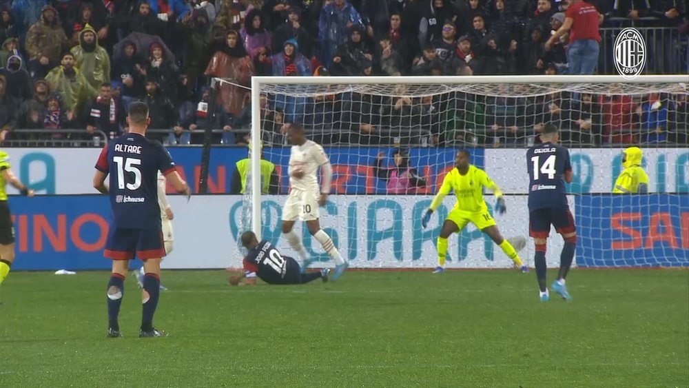 VIDÉO : Le meilleur de Pierre Kalulu au Milan AC. dugout