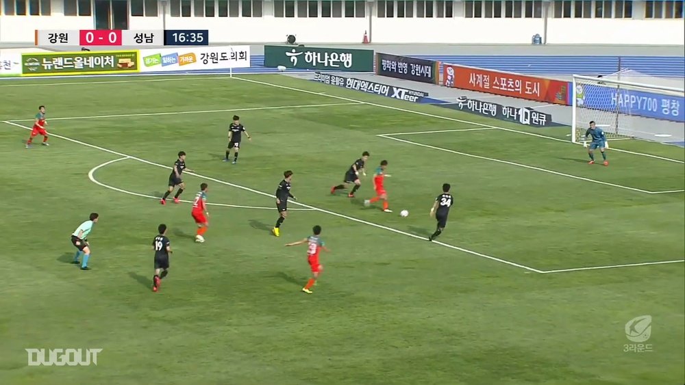 Ko Moo-yeol gave Gangwon the lead in his team's K-League clash on Saturday. DUGOUT