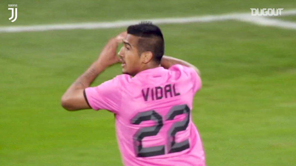 Il sinistro di Vidal contro il Napoli. Dugout