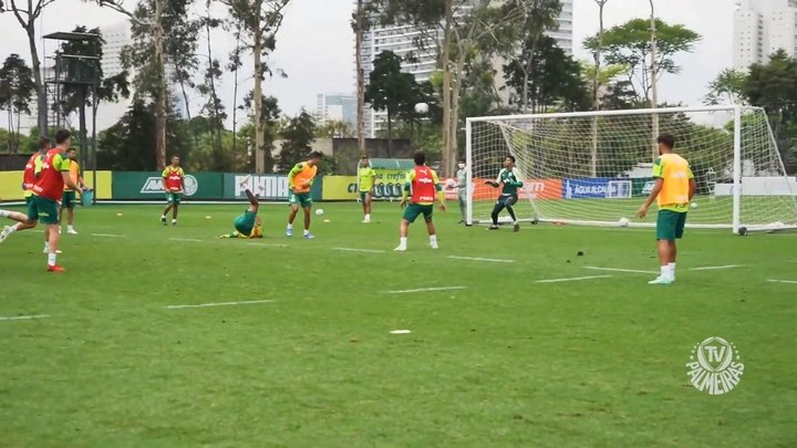 Luiz Adriano acerta golaço de bicicleta em treino do Palmeiras