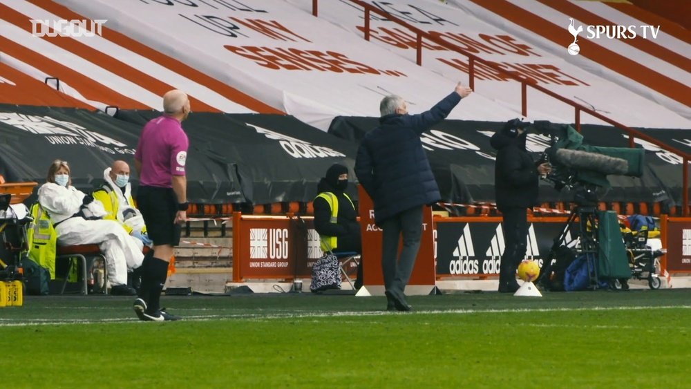 José Mourinho vivió muy intensamente el triunfo ante el Sheffield United. Captura/DUGOUT