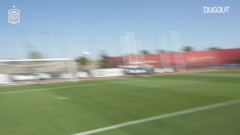 Spain prepare. DUGOUT