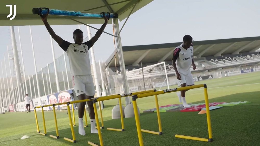 Weah ya suda como uno más en la Juve. DUGOUT
