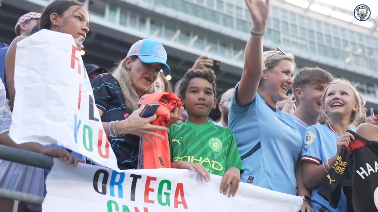 VIDEO: Ortega and Ederson's fans giveaway at end of Man City's US Tour