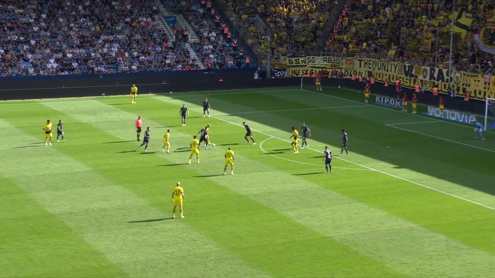 Eccellente gol di Malen ha aiutato il Dortmund a conquistare un punto contro il Bochum. Dugout