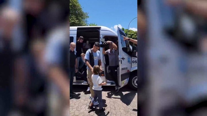 VIDEO: L'arrivo di Luis Suárez a Porto Alegre