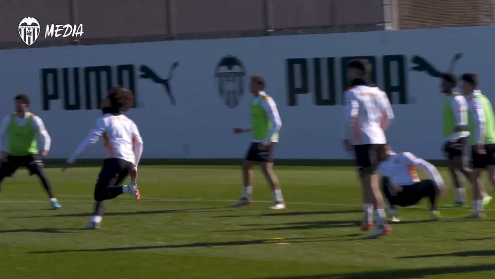 El Valencia se entrenó antes de visitar el Wanda este sábado. Captura/DUGOUT