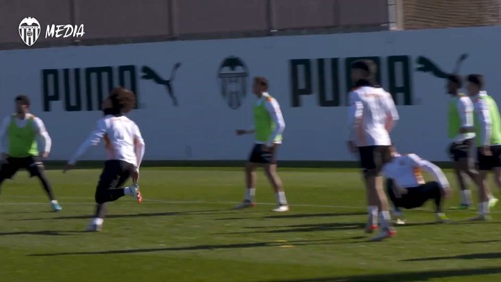 VÍDEO: el Valencia se entrenó antes de visitar el Wanda este sábado