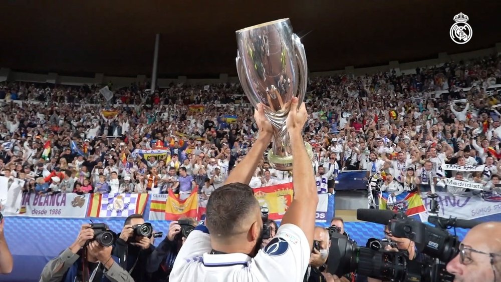 I festeggiamenti del Real per la conquista della quinta Supercoppa UEFA. Dugout