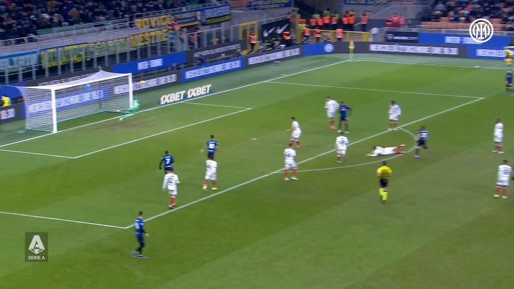 Il clamoroso gol di Calhanoglu contro il Cagliari. Dugout