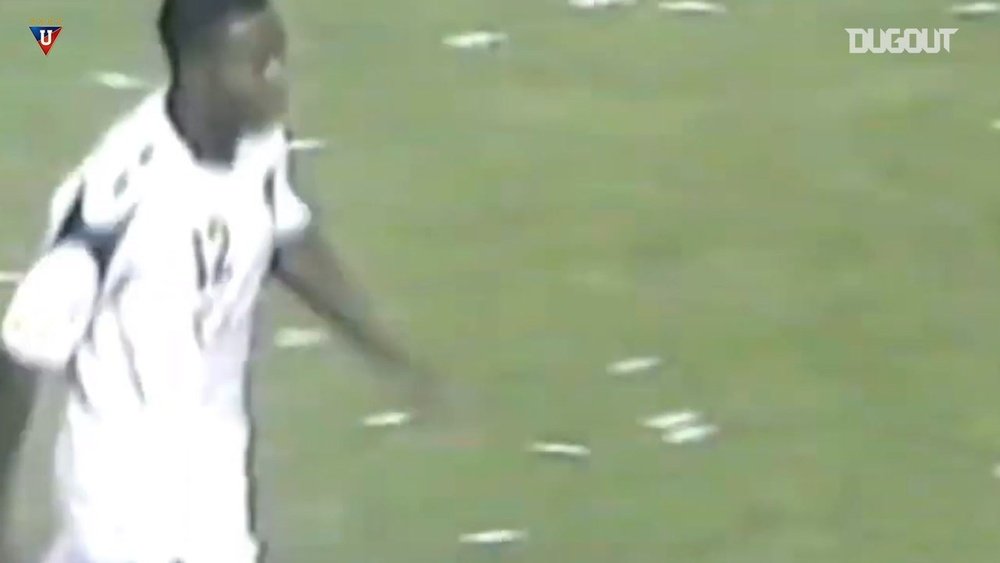 Liga de Quito win the 2009 Copa Sudamericana Final against Fluminense. DUGOUT