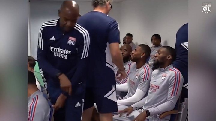 VIDEO: Laurent Blanc meets Lacazette and OL players