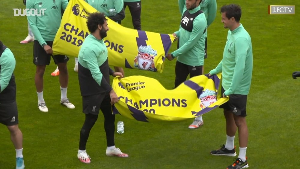 Liverpool s'est présenté avec les drapeaux de champion. DUGOUT