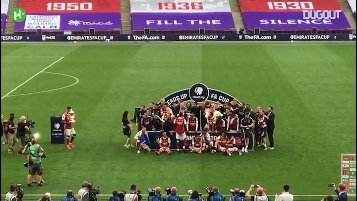 VÍDEO: Jogadores do Arsenal levantam o troféu da FA Cup