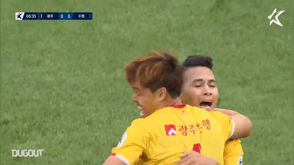 Lee Ki-je scored a dramatic last-minute free kick to give Suwon Bluewings all three points. DUGOUT
